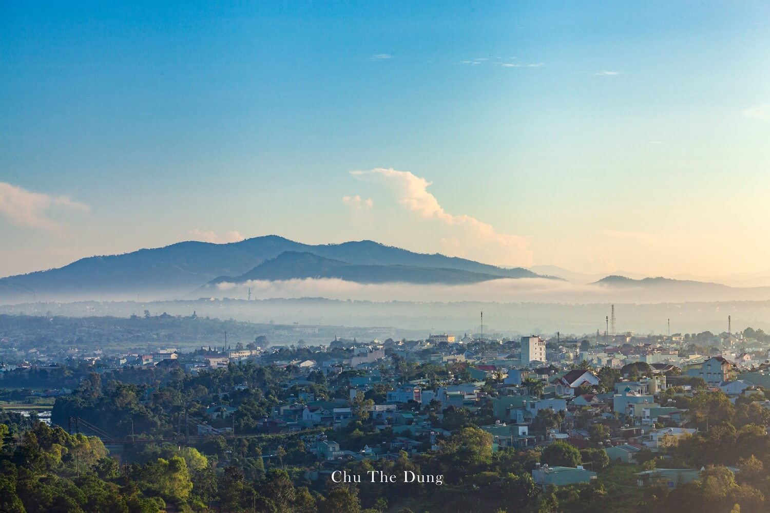 이 자연 그대로의 산은 플레이쿠 도시 전체를 볼 수 있는 아름다운 "전망 언덕"으로 간주됩니다.
