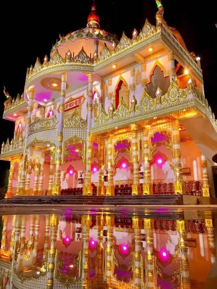 夜の寺院は灯りで明るく照らされます。ソクチャンに戻る機会があれば、ピーム ブオル トメイ パゴダを訪れ、ここのユニークな建築を鑑賞してみてください。