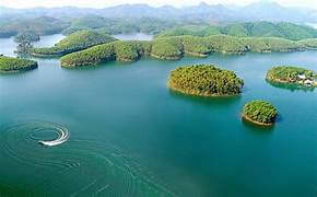 タックバ湖の詩的な美しさ