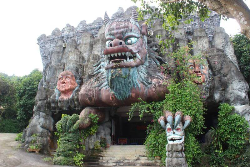 神秘的な地下世界は、不気味な地下世界を探索する体験をもたらします