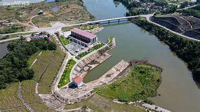 ベトナムで最も高い土製ダムによる灌漑プロジェクトのクローズアップ