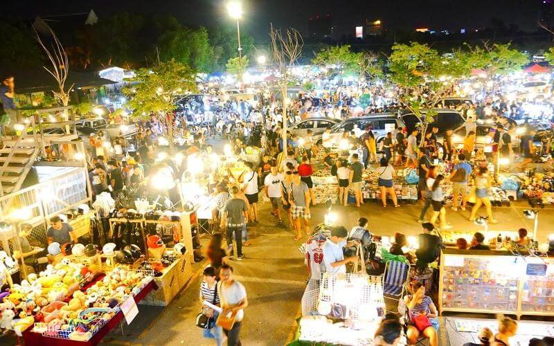 The atmosphere at Nha Trang night market.