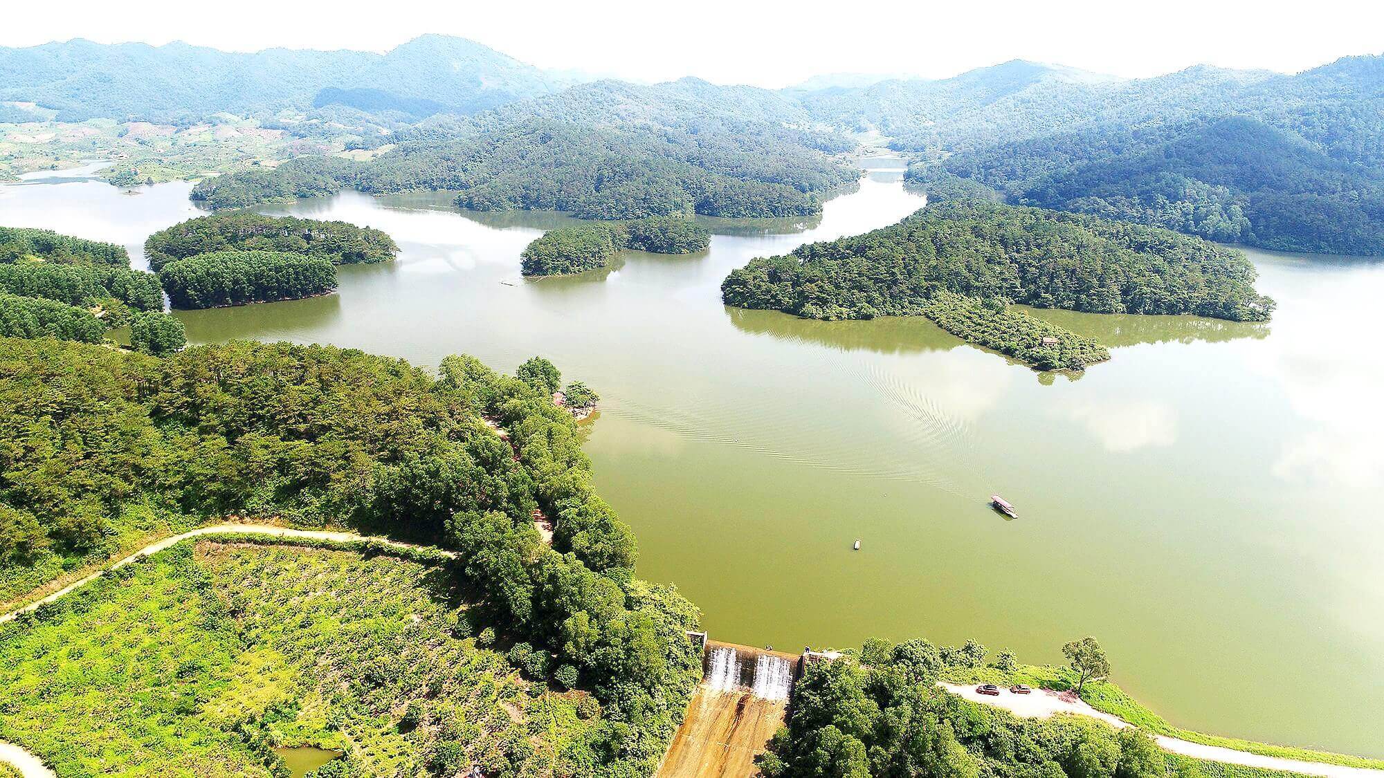 Bâng khuâng trước vẻ đẹp yên bình của hồ Khuôn Thần