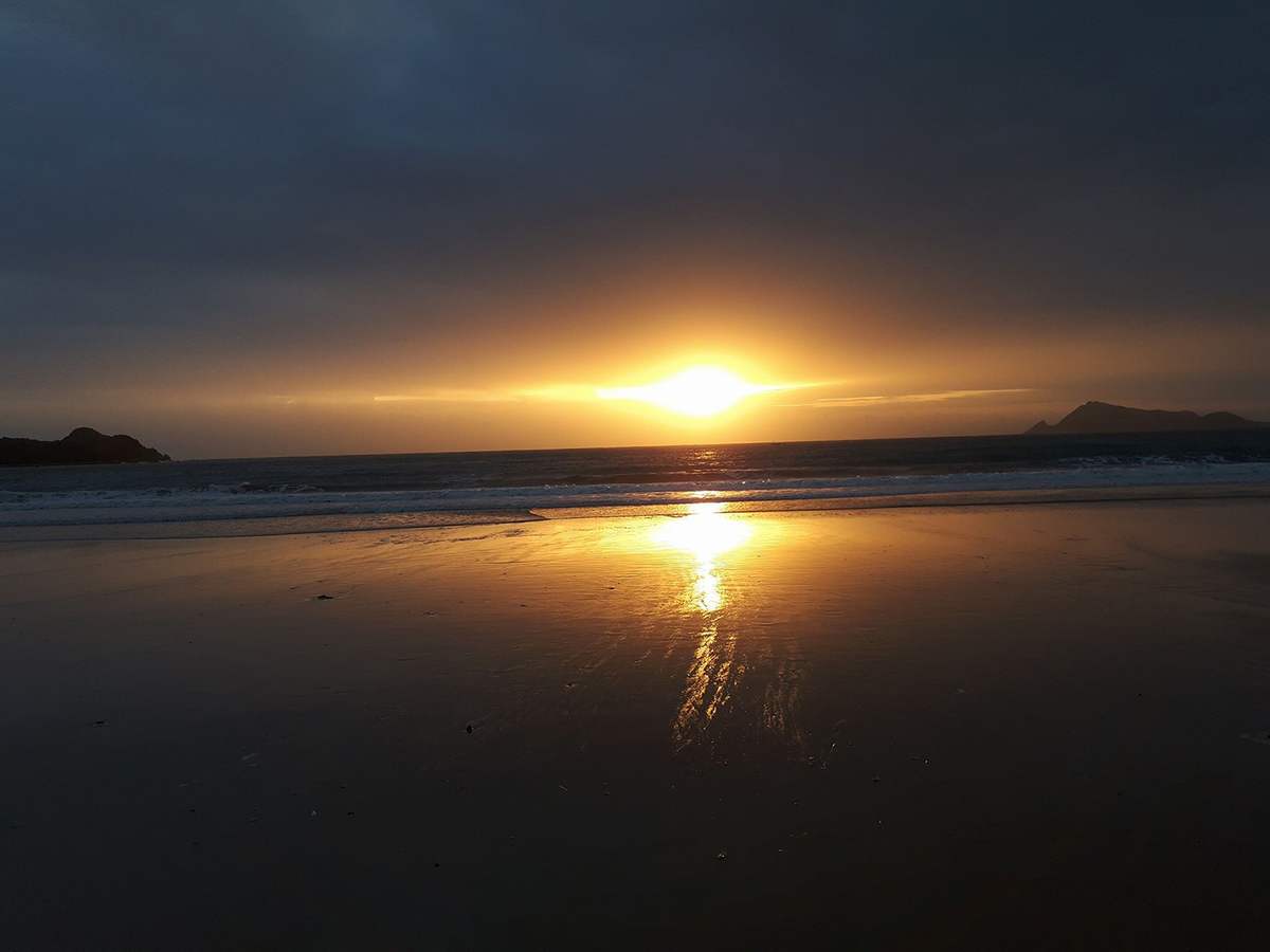 Hoàng hôn trên bãi biển Vịnh Hoà là cảnh đẹp mà bạn không nên bỏ lỡ