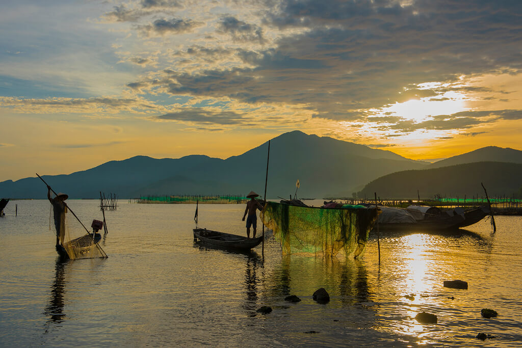 어부의 보트가 카우하이 라군에서 해산물을 잡습니다.