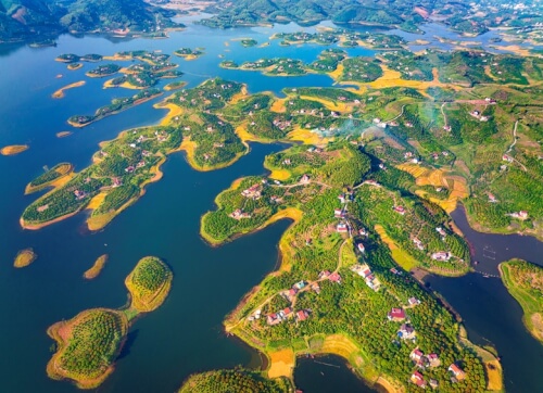 上から見たカムソン湖