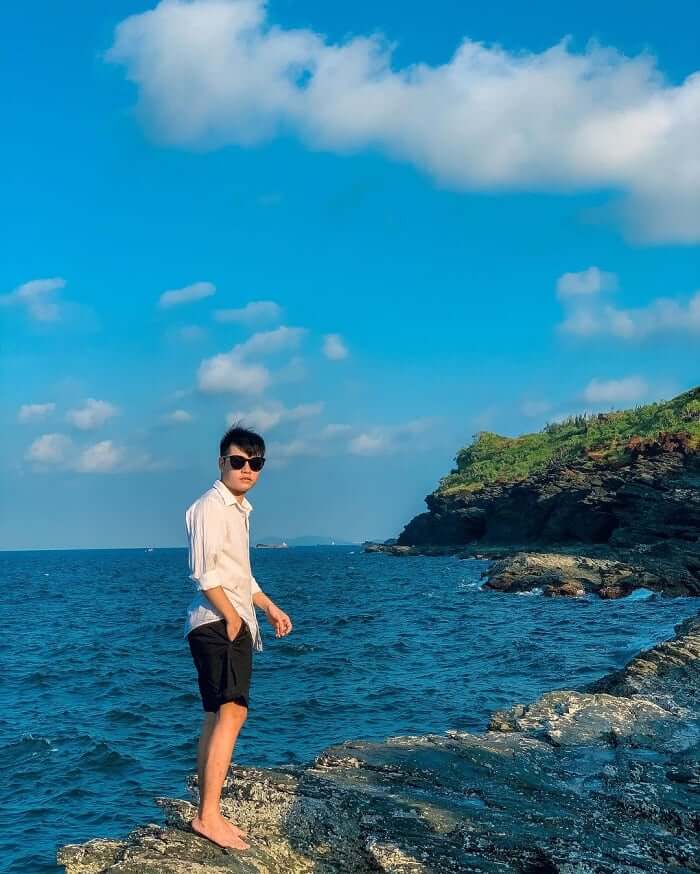 Nhiều khách du lịch còn ví von đảo Tam Hải là “Lý Sơn của Quảng Nam” bởi nơi đây có ghềnh đá Bàn Than có nhiều nét tương đồng với cổng Tò Vò ở đảo Lý Sơn