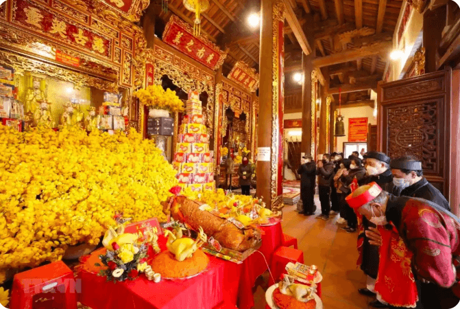 Du khách và người dân địa phương ghé thăm cầu nguyện tại đền