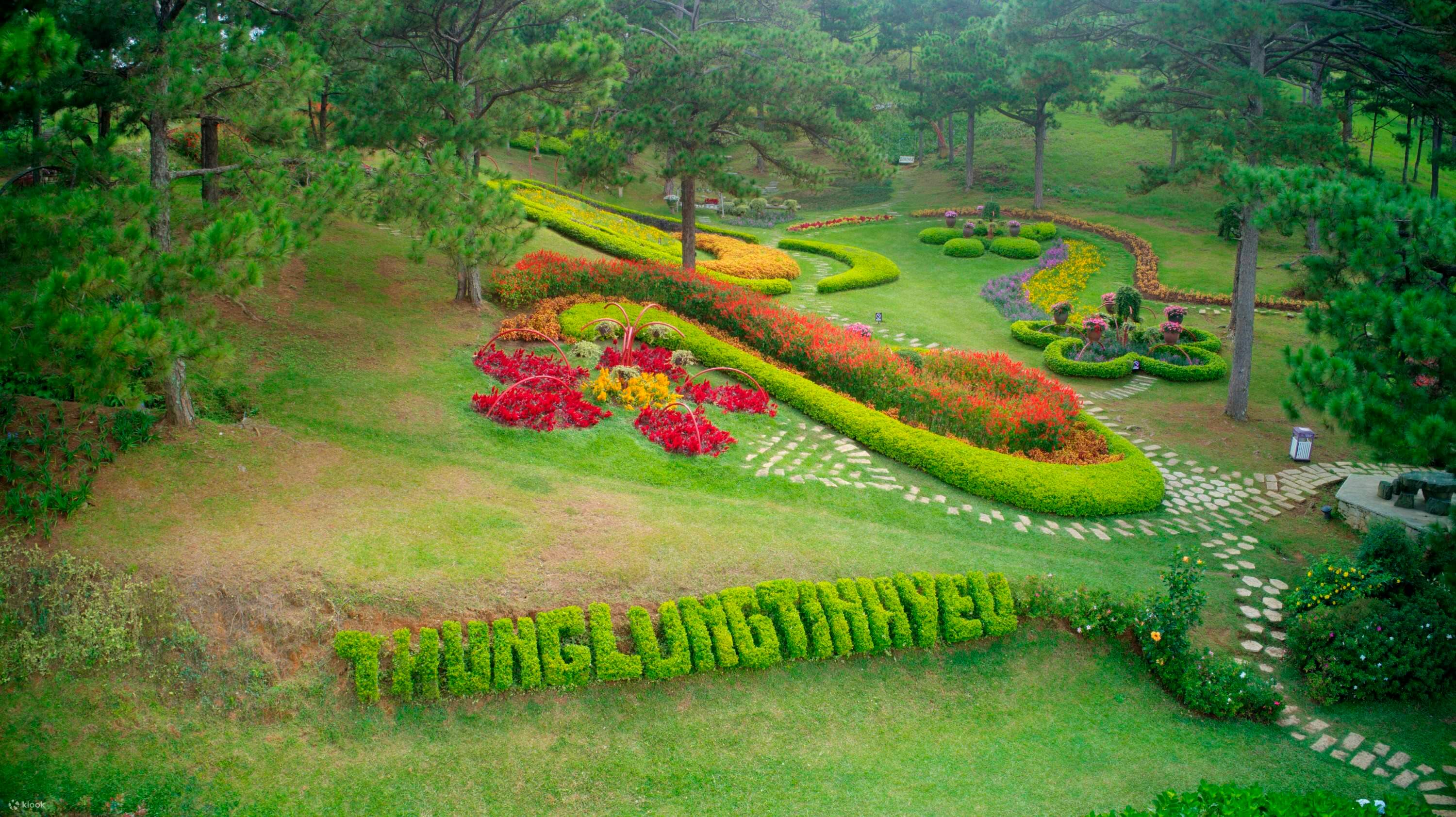 ここに来るとすぐに、色とりどりに広がる花畑に感動するでしょう。