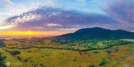 稲が熟す季節にアンザンを訪れ、色彩豊かなユニークなタパ畑を鑑賞しましょう。