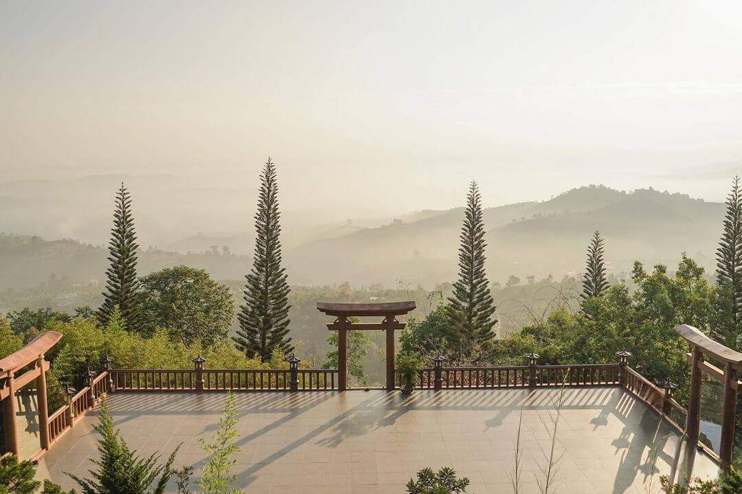 Chạm Tay Đến Cổng Trời: Tìm Về Yên Bình Tại Chùa Linh Quy Pháp Ấn