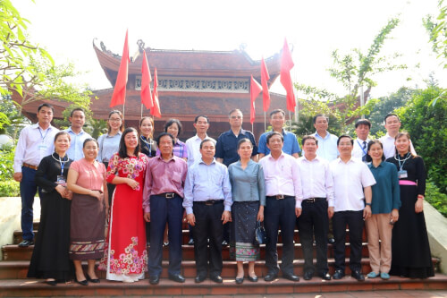 記念写真を撮る観光客