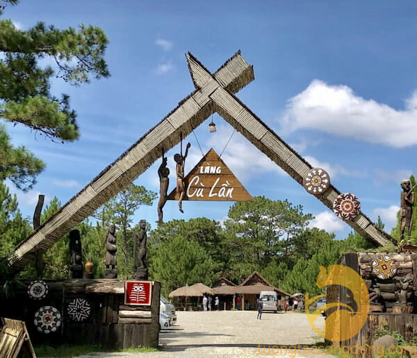 山と森の風景が印象的なクーラン村