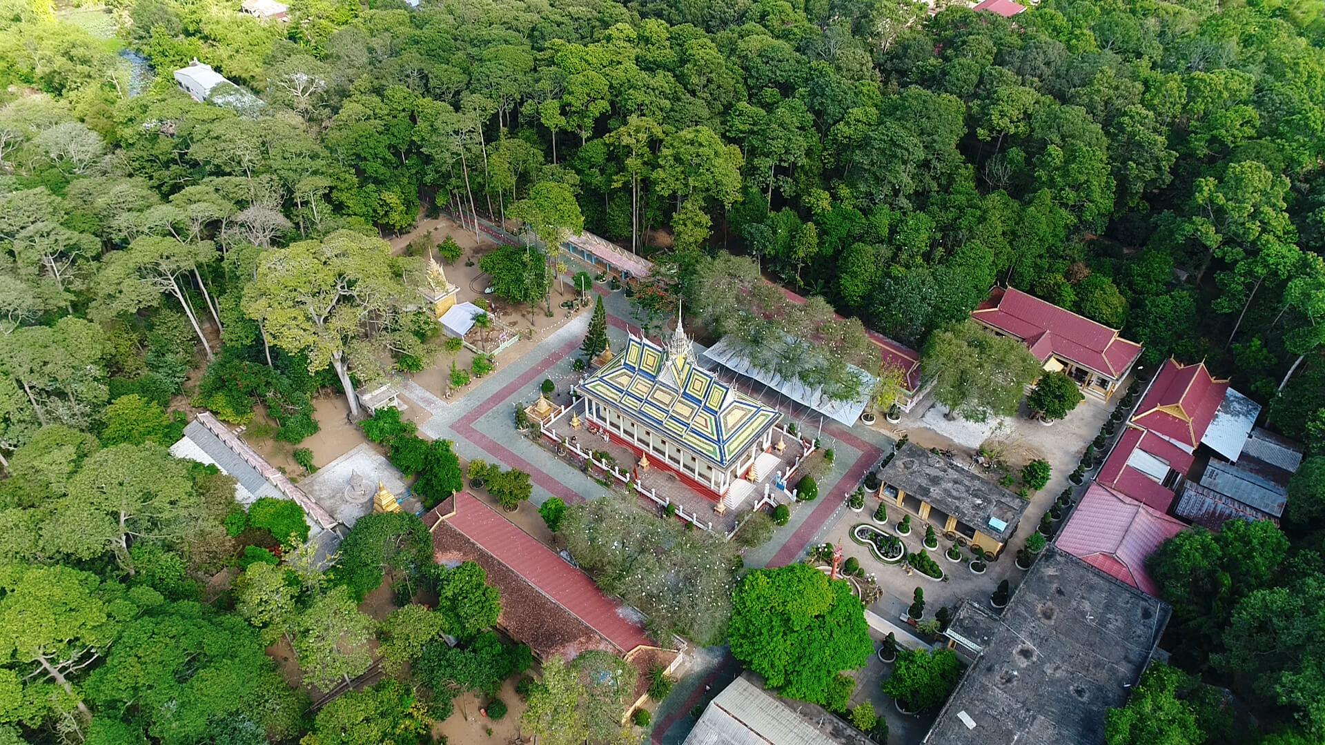 他のクメールのパゴダと同様、ハン パゴダは礼拝と信仰の場であるだけでなく、学習、道徳教育、クメール人の伝統文化と芸術の保存の場でもあります。