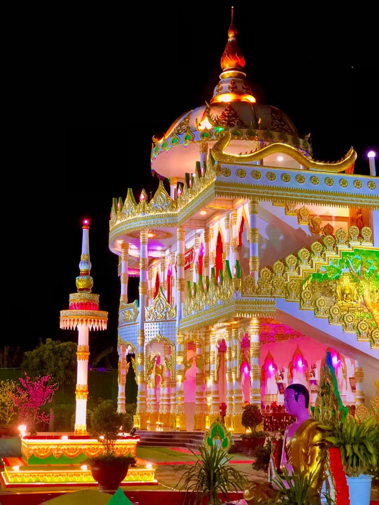 ソクチャンはクメール建築に従って設計されたパゴダの首都として知られています。その中には、周囲が金で覆われた印象的な建築物であるピームブオル・トマイ・ソクチャン・パゴダがあります。