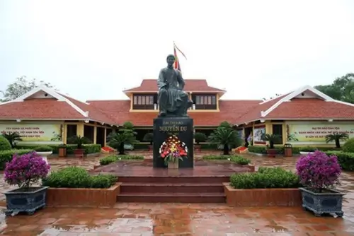 위대한 시인 Nguyen Du의 기념관 방문