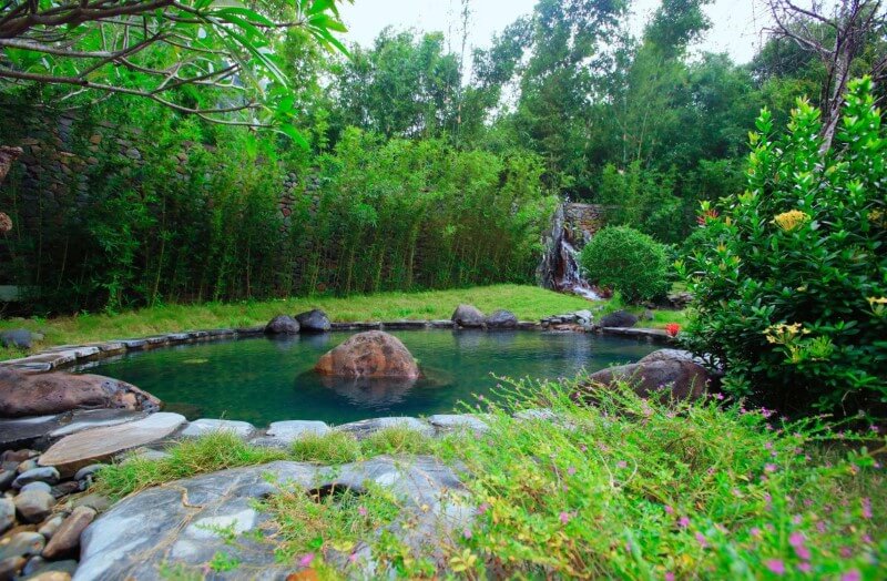 理想温度36℃の露天鉱泉源