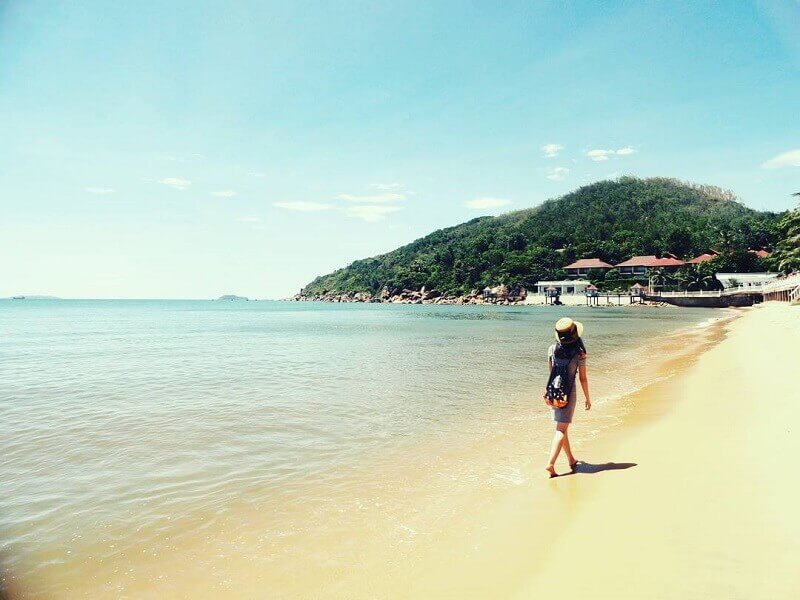 바우 해변을 산책하는 것은 평화롭고 흥미로운 활동입니다.
