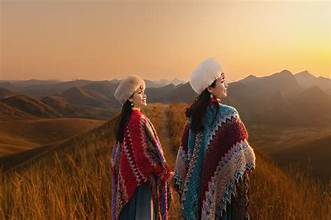 西洋人観光客がハラン・カオバンで草の丘を燃やす体験をする