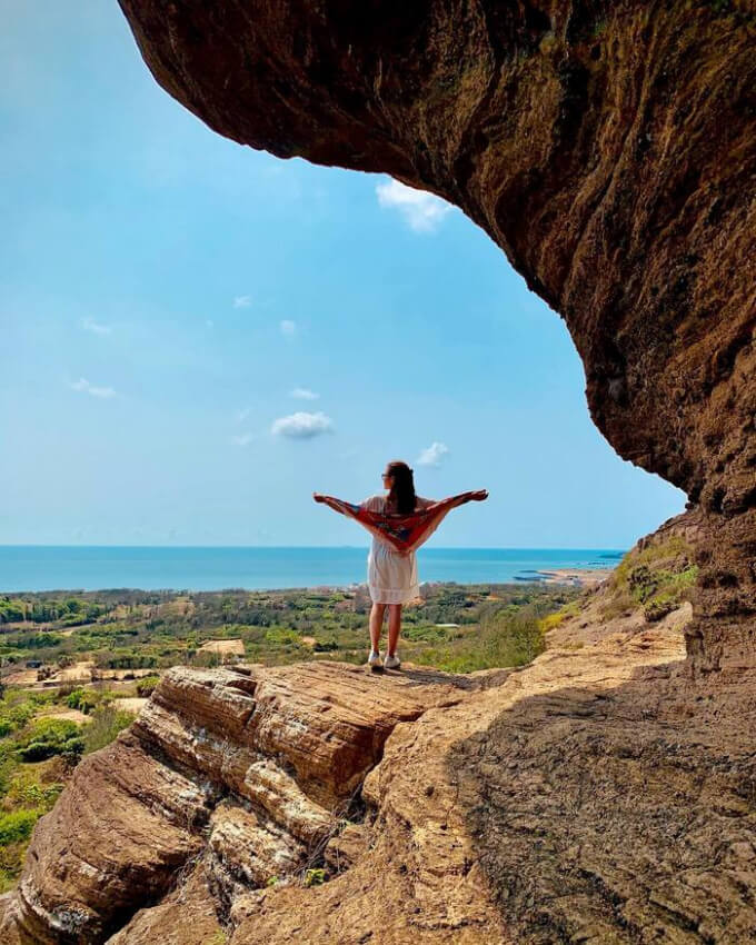 When coming to Cao Cat Mountain, tourists can take extremely interesting check-in photos at this unique tourist destination.