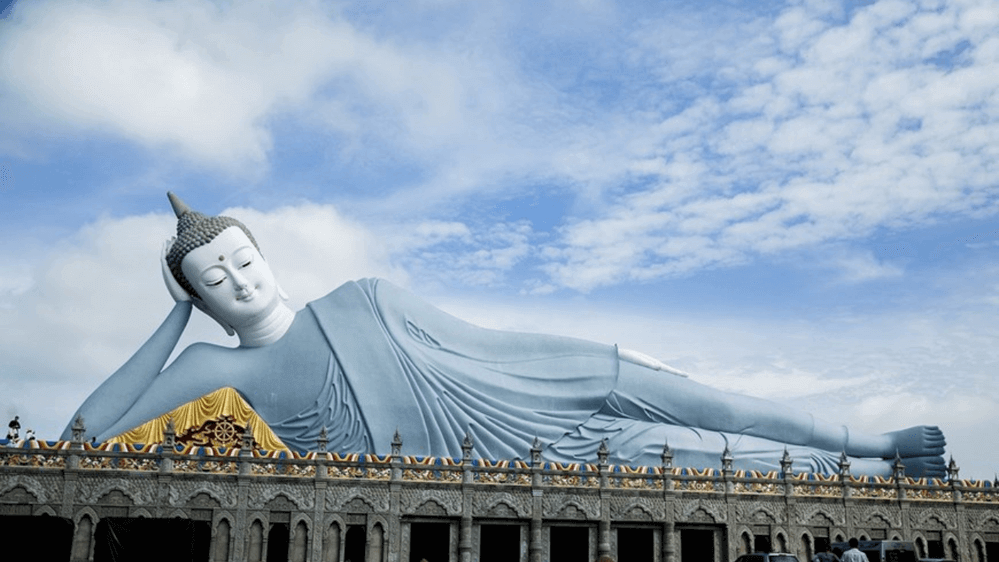 特に境内には、屋外に長さ63メートル、高さ22.5メートル、地上から約28メートルの荘厳で慈悲深い釈迦入涅槃像が安置されています。