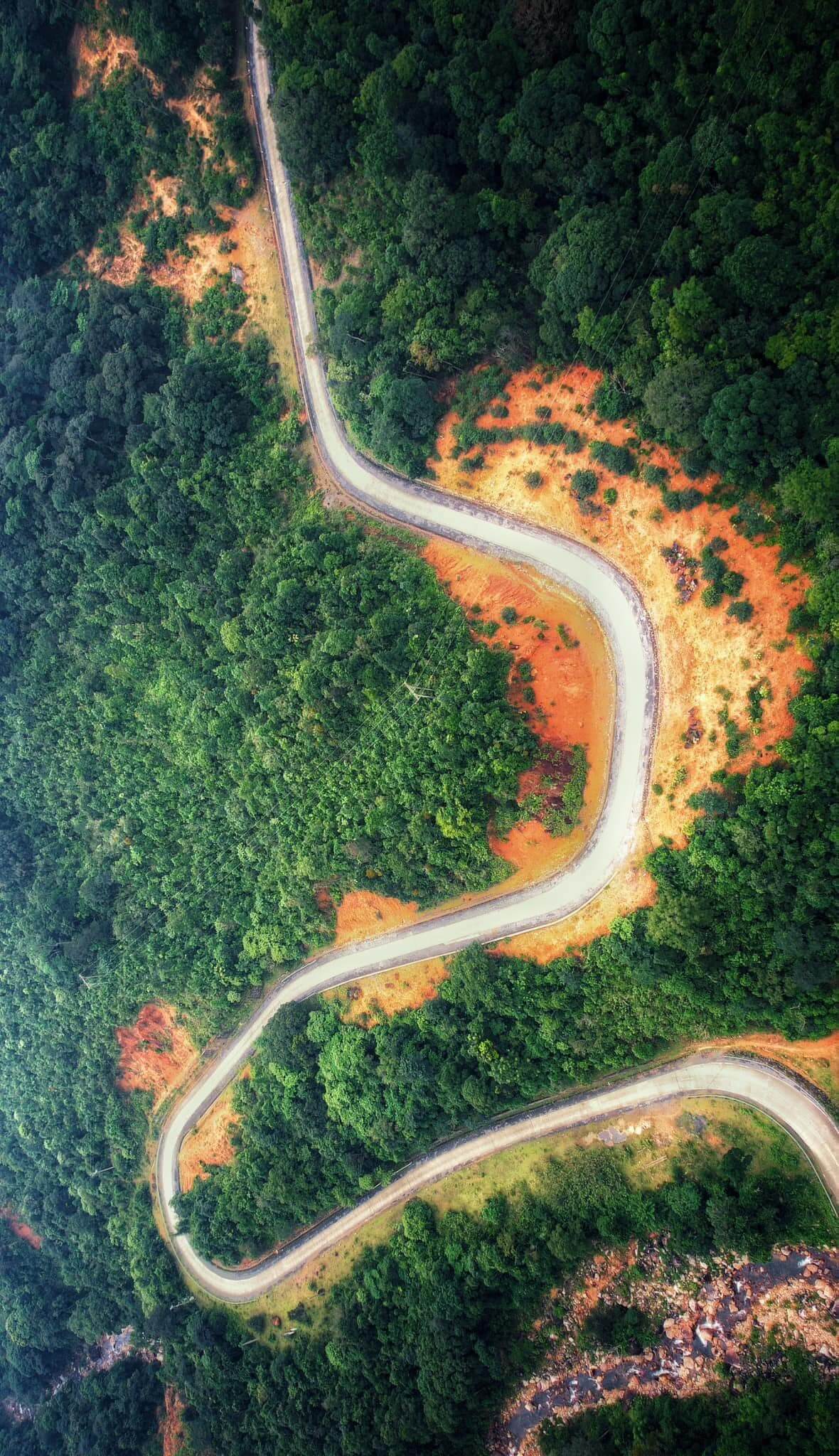 Sa Mu Pass is a nearly 20 kilometer long road, connecting Huong Phung and Huong Viet communes of Huong Hoa district, Quang Binh province.