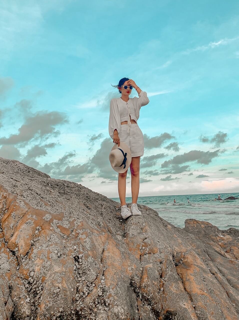 起伏のある岩の上に座って海を眺めていると、海岸生活の素朴さ、素朴さ、安らぎを感じるでしょう。