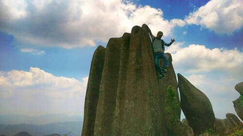 不思議な石の世界に迷い込む