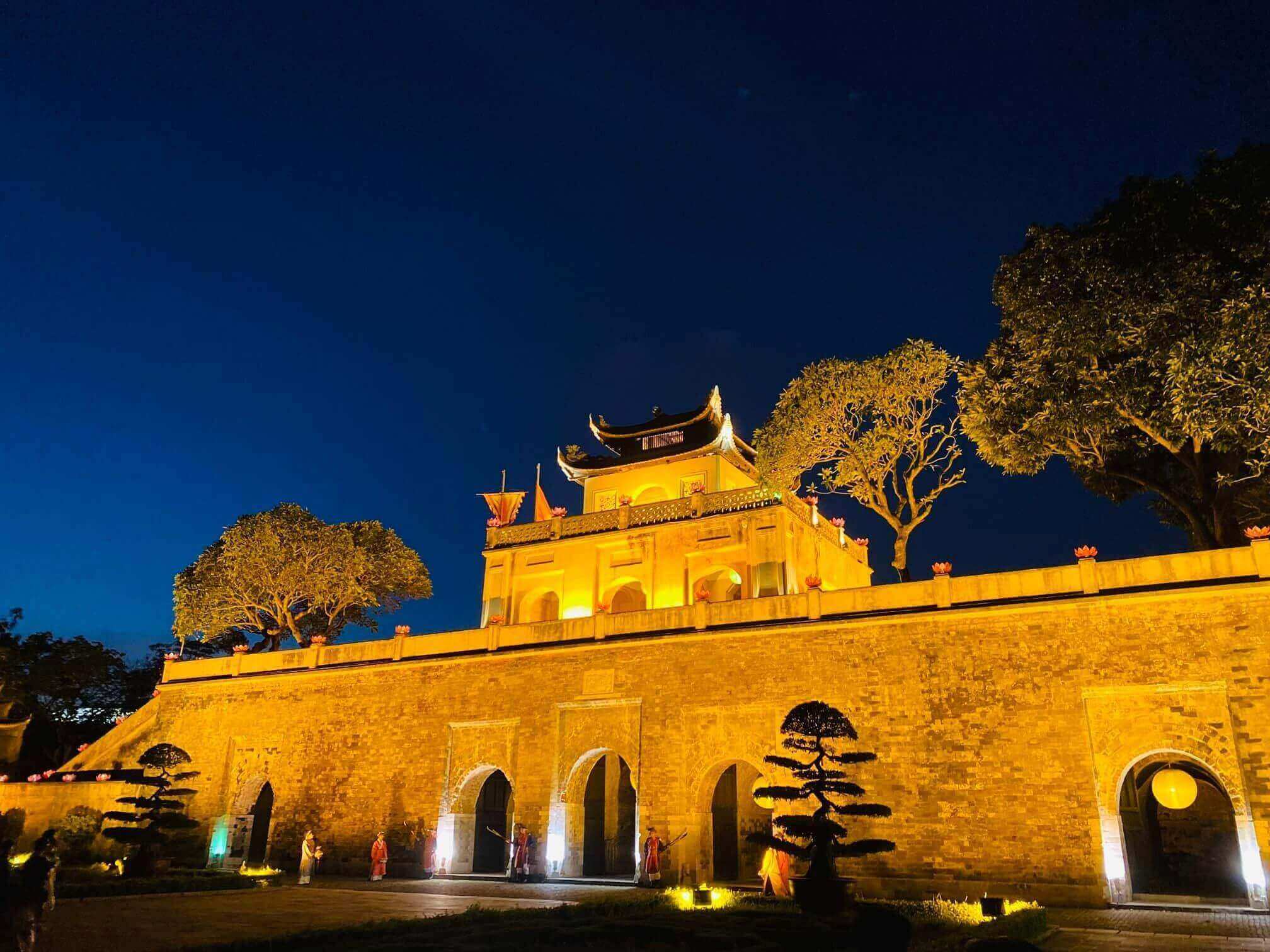 Vẻ đẹp trầm mặc của Hoàng Thành Thăng Long giữa lòng Hà Nội tấp nập