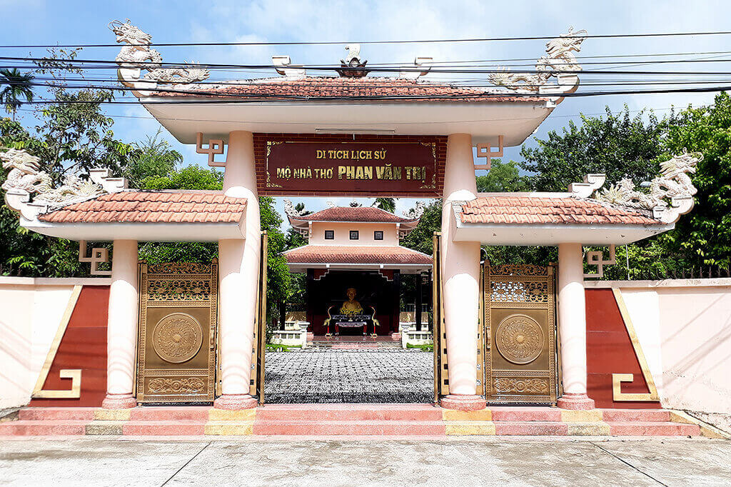 詩人ファン・ヴァン・トリの墓