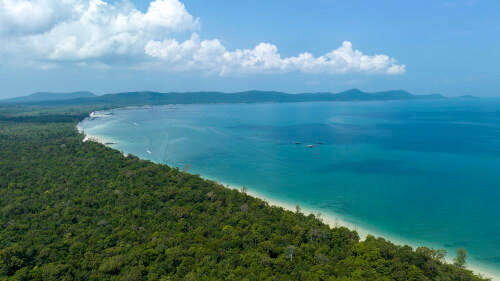 フーコックの観光客を魅了する手付かずのビーチ