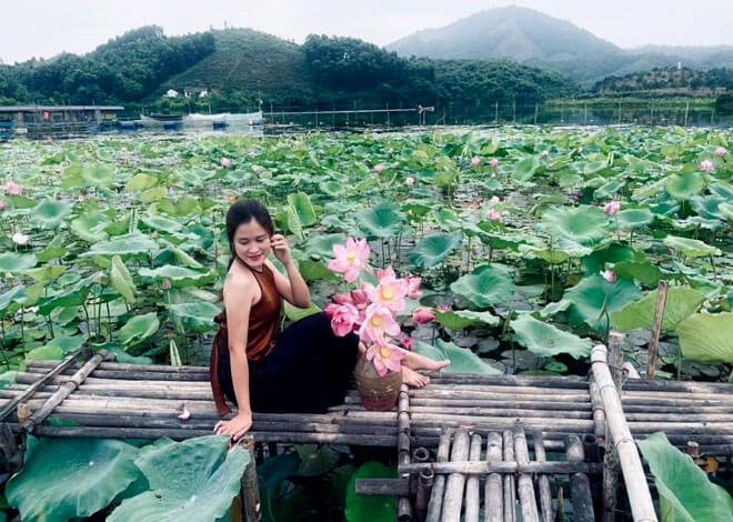 Thưởng thức hương thơm dịu nhẹ, thanh khiết của sen và không quên lưu lại những khoảng khắc đẹp.