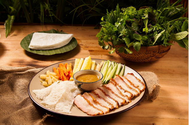 산나물과 삼겹살을 곁들인 수분 건조 라이스페이퍼