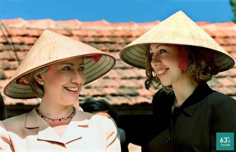 Những chiếc nón lá được du khách trải nghiệm khi đến Việt Nam.