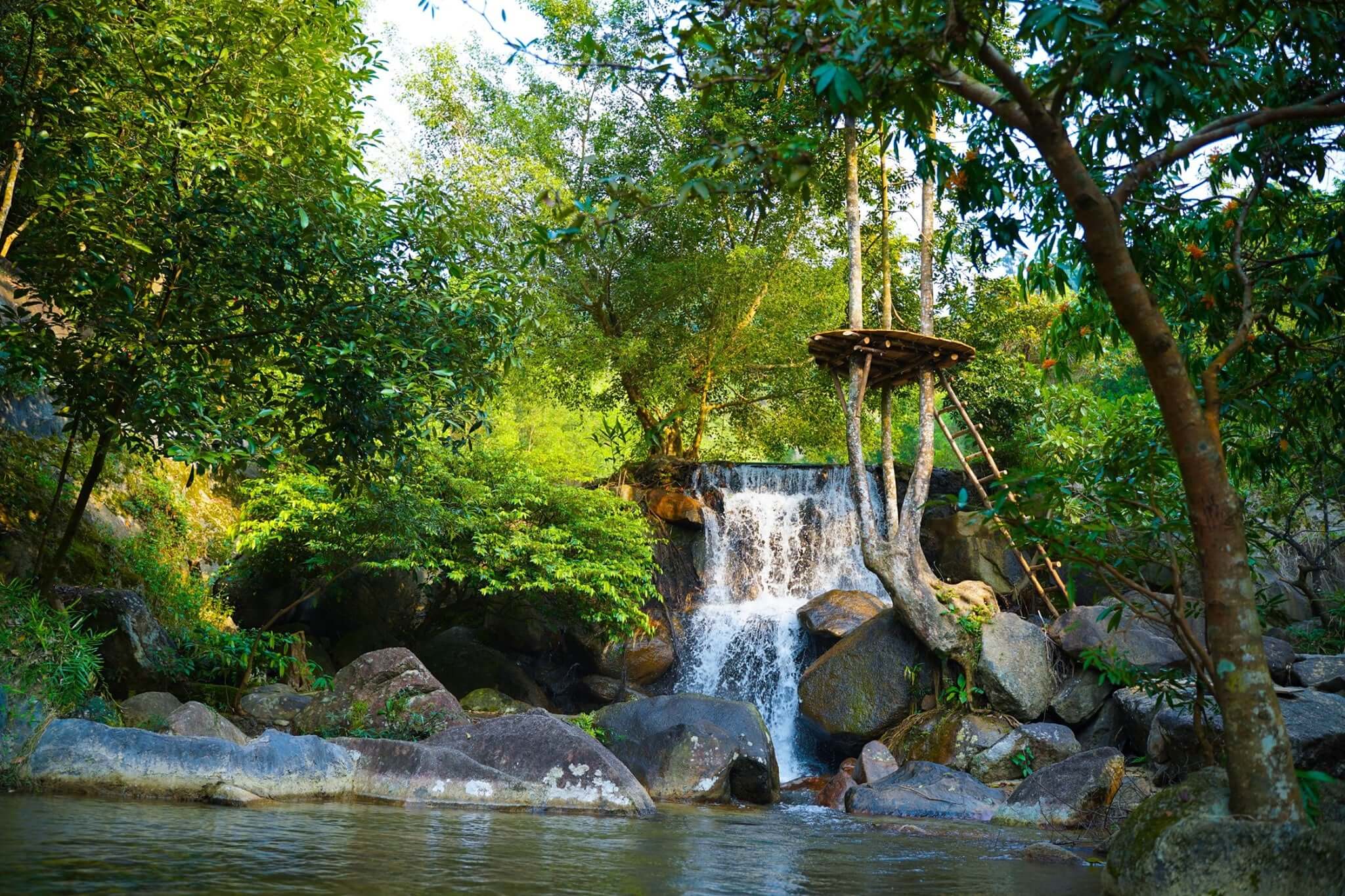 Khu du lịch Suối Hoa Đà Nẵng ẩn mình sâu trong rừng và nằm cạnh con sông Lô, con sông bắt nguồn từ dãy núi Trường Sơn hùng vĩ.