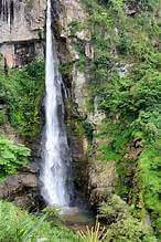 北西部で「最初の滝」と呼ばれる滝を発見、ハノイから100km以上の危険な道