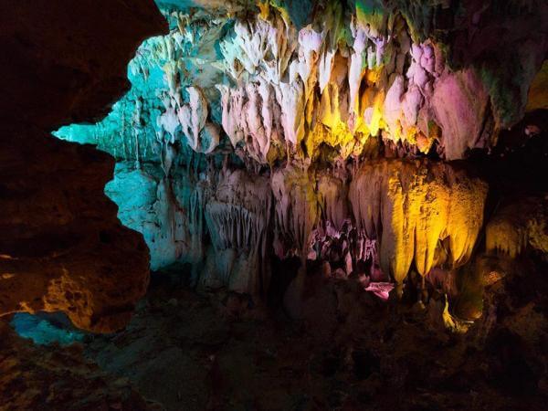 Những nhũ đá muôn hình vạn trạng khiến du khách phải ngước nhìn.