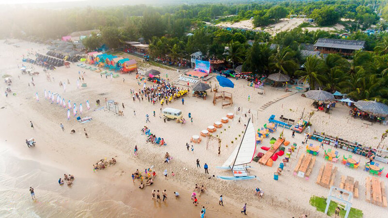 In the midst of the scorching hot weather in summer, immersing yourself in the fresh, cool sea water at Cam Binh Beach will help you dispel all fatigue.