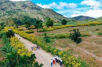 広大な山々に囲まれたチューダンヤ火山の野生の美しさに魅了される