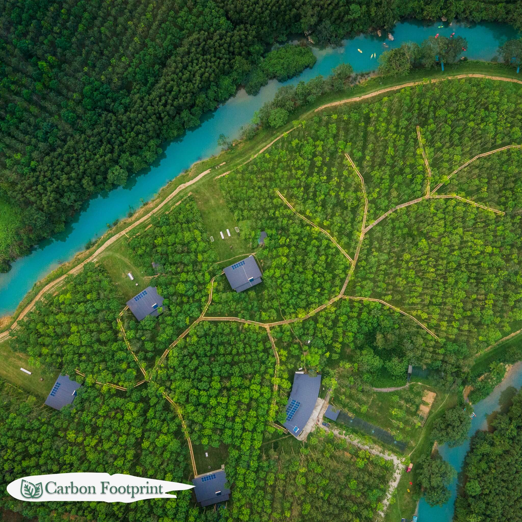 「山の中腹にある隠れた宝石」と考えられているブルー ダイヤモンド キャンプは、広大な原生林、曲がりくねった山々、澄んだ川と湖の中に位置しています。