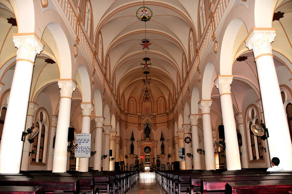 クーラオジン大聖堂の内部を見る