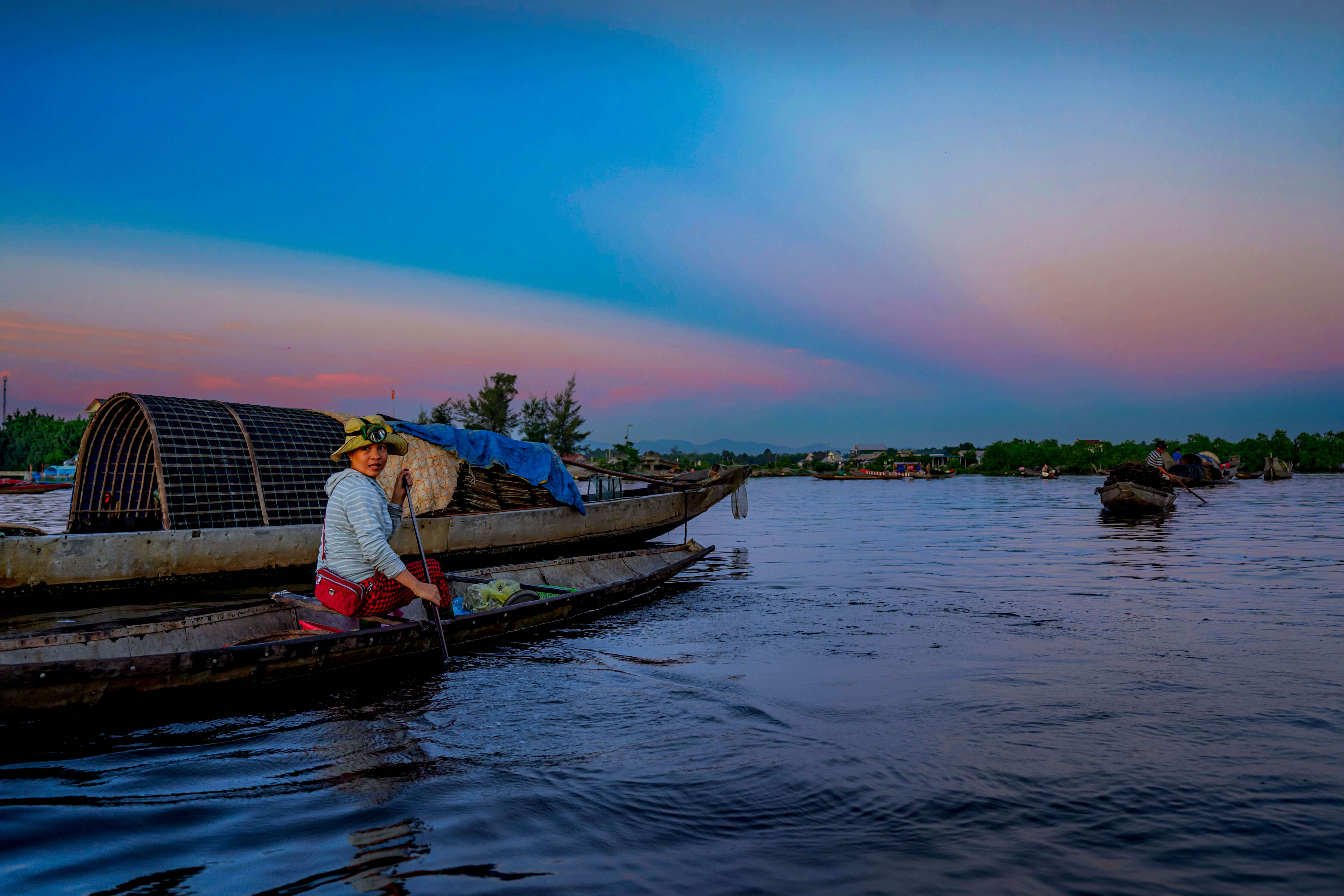 Bình minh trên chợ nổi Phá Tam Giang