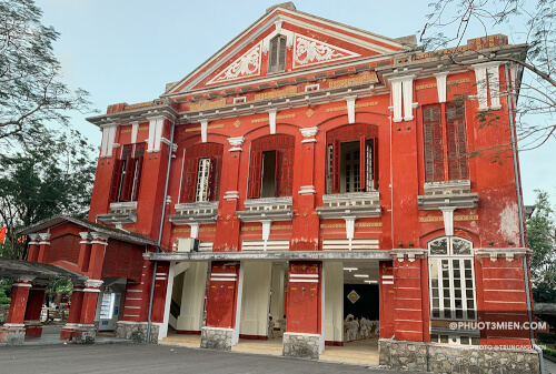 Quoc Hoc Hue 학교 방문