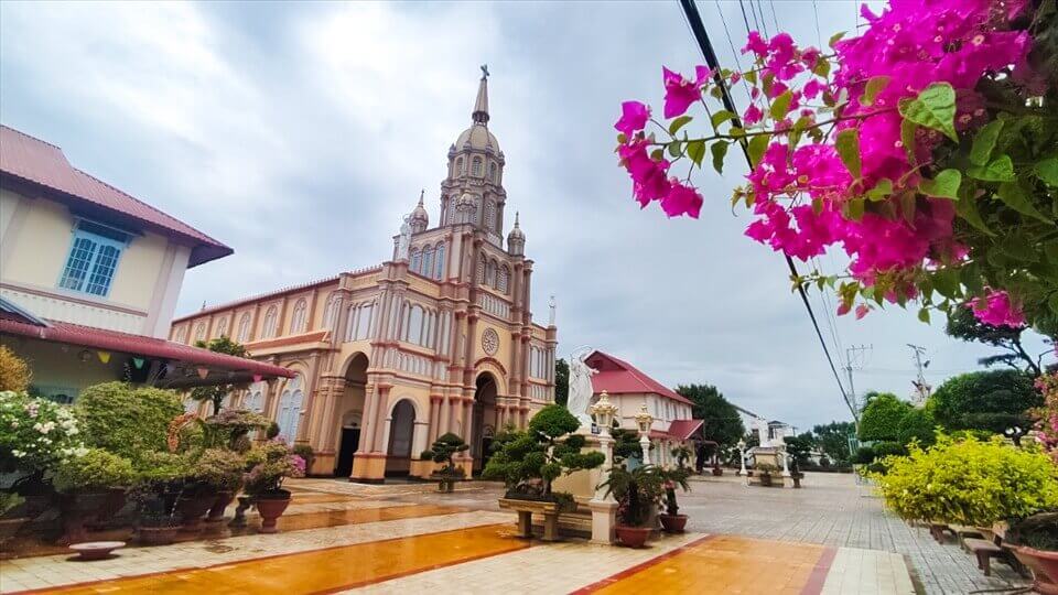 アンザン州クーラオジンにある百年の歴史のある教会を訪問