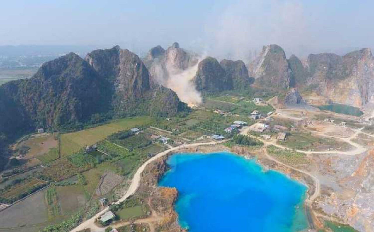 Nơi đây sở hữu khung cảnh thiên nhiên hoang sơ, thơ mộng với hồ nước trong xanh, những vách đá cheo leo, cùng cây xanh tươi tốt.