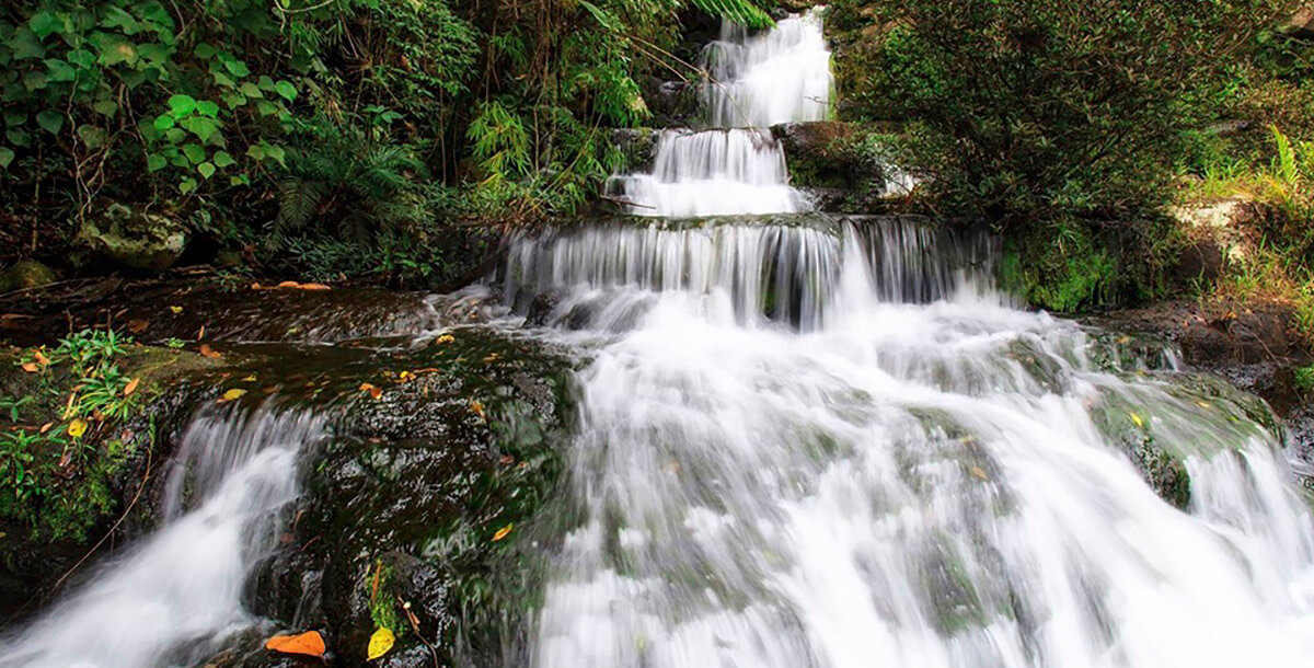 물은 높은 곳에서 낮은 곳으로 흘러 바위에 부딪히며