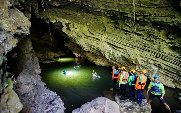 トゥラン洞窟を探索するには、登山、水泳、ウォーキング...すべてが挑戦です