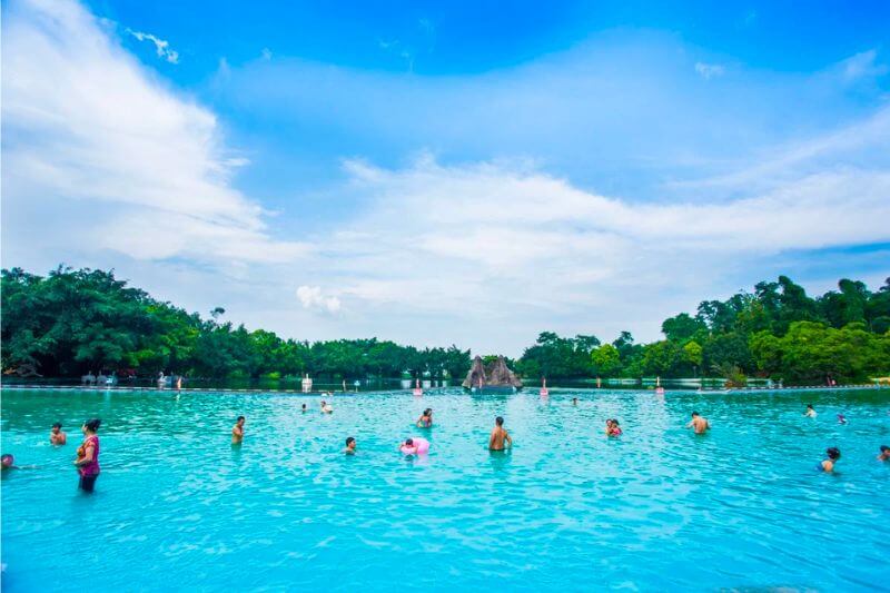 大きなスイミングプールには造波システムと最新の水ろ過装置が装備されています。