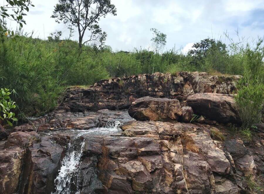 チュチュ川周辺のカウ山は岩と透き通った青い湖に囲まれ、詩的で雄大な自然の風景を作り出しています。