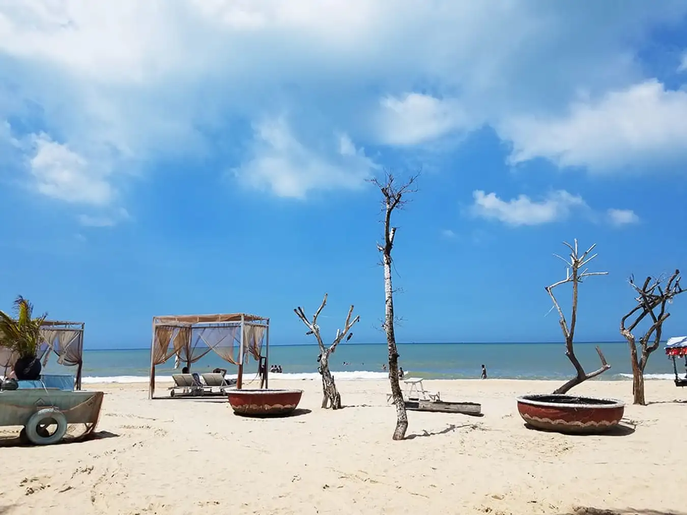 Cam Binh beach still retains its original wild beauty and has become a favorite destination for many travel enthusiasts.